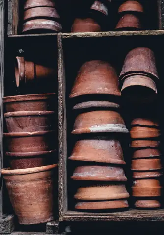 Terracotta planter, photo 3 (sample stock photo)